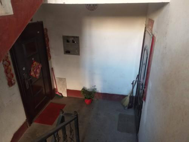 对门邻居不光把鞋柜放楼道，还砌了个2公分的地台，这是你家院子？