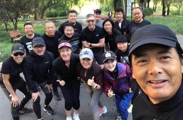 周润发|周润发近照曝光身体状况堪忧，满头银发皱纹深重，66岁看起来像80岁