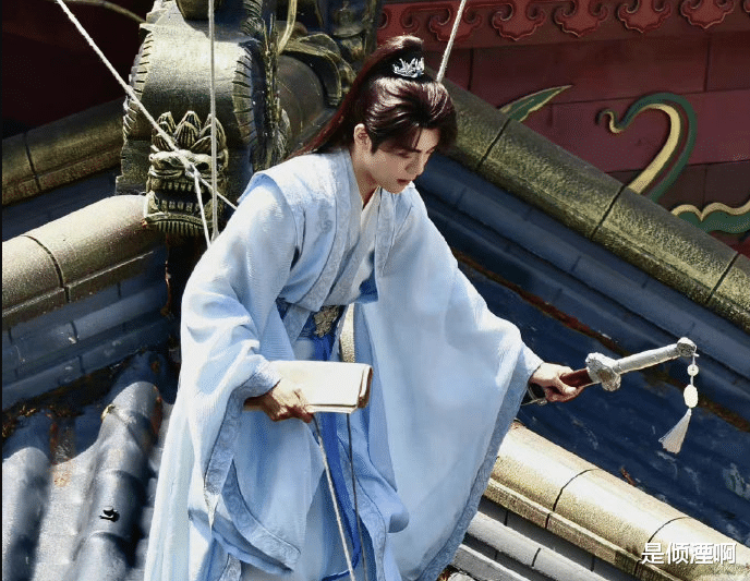 成毅|《莲花楼》肖顺尧杀青照曝光!成毅红衣很养眼,陈都灵古装好绝!