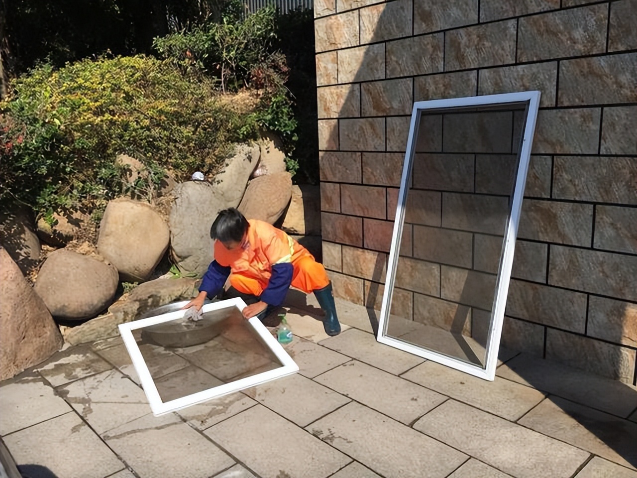 家里的纱窗脏了怎么办?不用拆下来洗,这样擦,灰尘自己掉下来