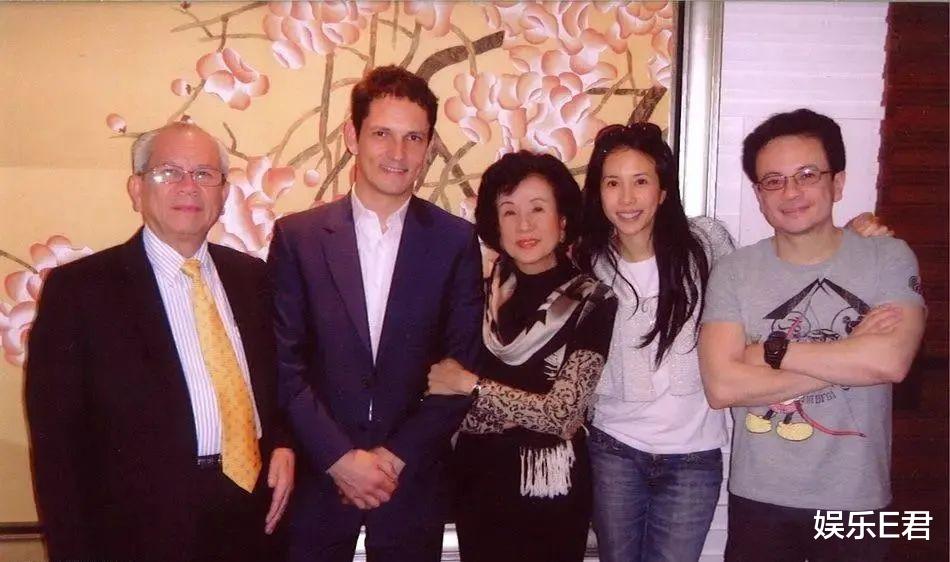 莫文蔚|52岁“情歌天后”莫文蔚晒与老公合照，一双40寸长腿羡煞旁人