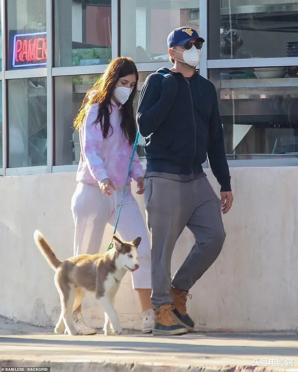 莱昂纳多·迪卡普里奥|肚腩下垂,47岁小李子又胖了!和24岁模特女友戏水,亲吻,吃黄瓜