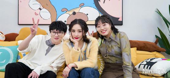 燕麦片 杨幂正月初三不拜年跑刹海遛弯，穿羊羔毛外套染蓝色短发，形象大变样