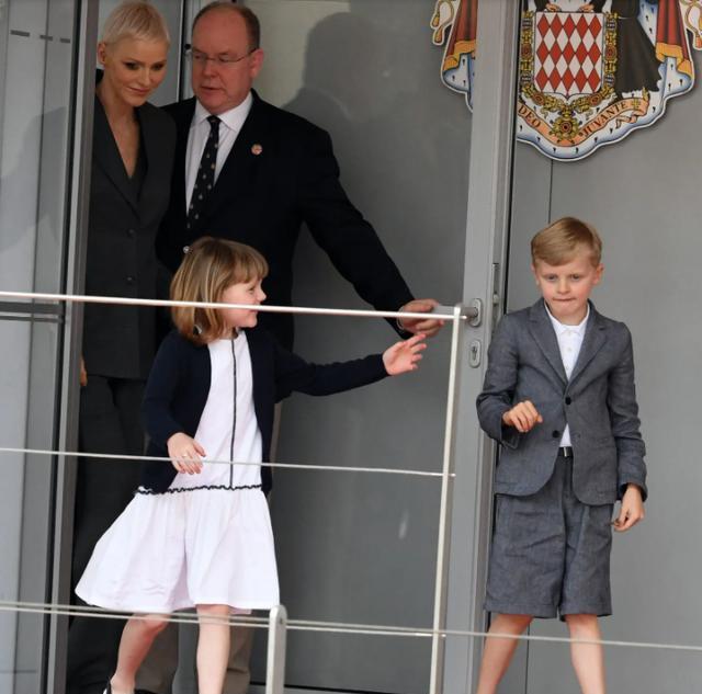 校花|再次露面的逃跑王妃脸上露出悲伤的表情，专家解析夏琳的肢体语言