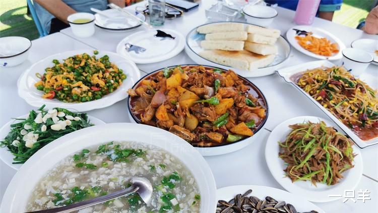 |这条秦岭沟谷，一进山就能看到美景，老人、孩子来玩也合适