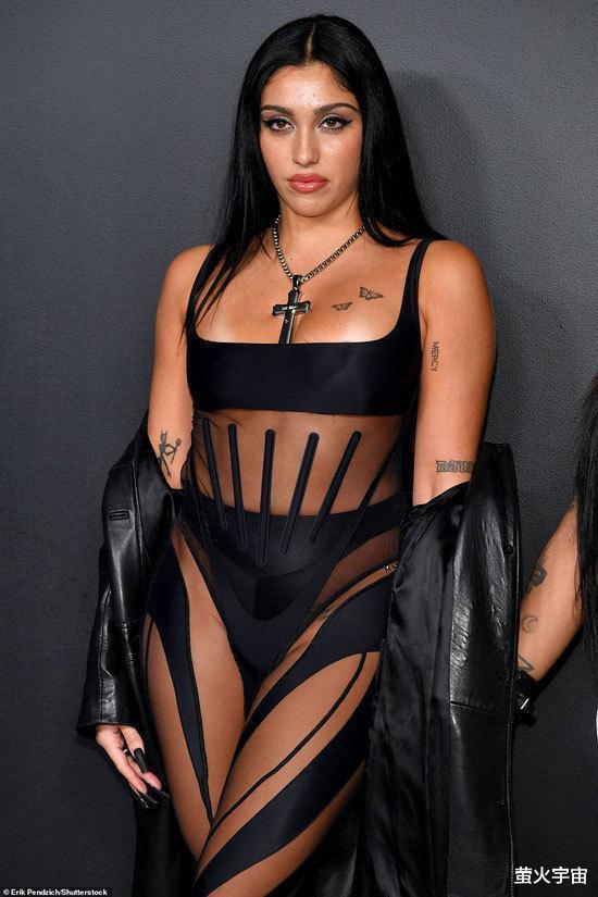 麦当娜|64岁麦当娜穿塑身衣拍全家福，被六个娃围绕，26岁亲生女儿越发像妈