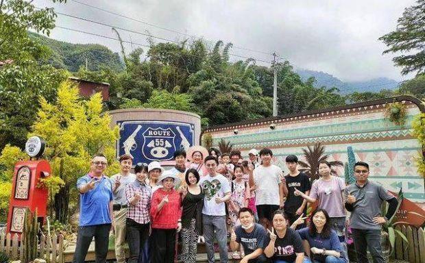 小S|44岁小S和家人出游，晒照秀恩爱，许老三手中的美食很吸睛