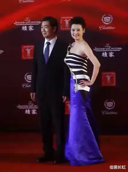 袁立|张国立袁立高调牵手走红毯。袁立一袭拼接抹胸连衣裙展现“花瓶”好身材