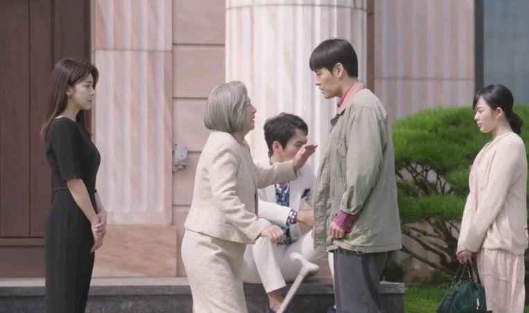 谢幕|演技略为粗糙,韩剧《谢幕》第3集:其乐融融,危机浮动