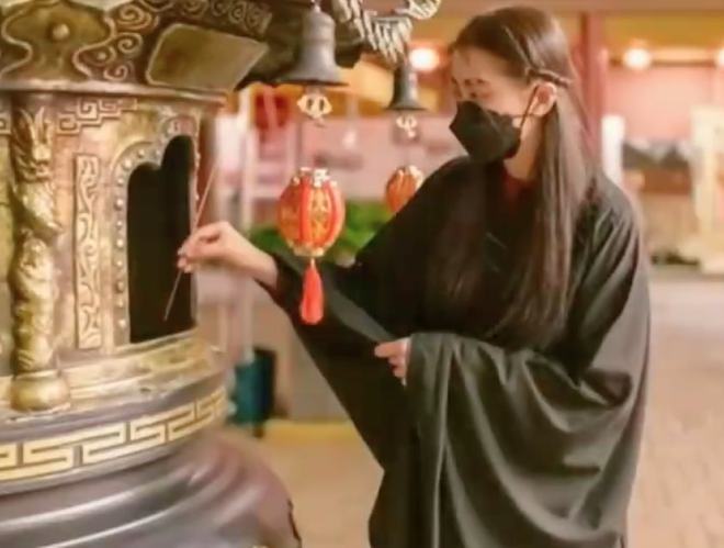 王祖贤|网友晒王祖贤现身寺庙的视频，打扮素雅，祈祷疫情快点结束！