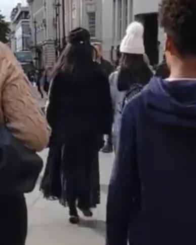 白梦妍|李湘母女逛英国美术馆，挽手同行像闺蜜，13岁王诗龄跟妈妈一样高