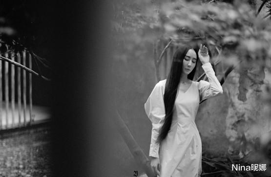 空气刘海 胡静自信晒自拍，穿圆领大特写镜头下婴儿肌没毛孔，在车内看着像90后