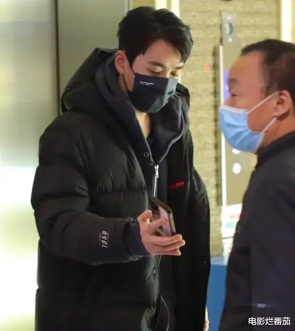 春晚|春晚四次联排：赵丽颖一笑迷人，张小斐美目顾盼，朱一龙走路生风