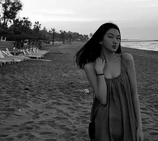 李嫣|王菲爱女李嫣晒泳衣照，露出纤细小蛮腰超自信，不受爸爸再婚影响