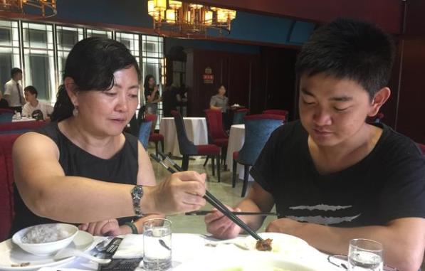 亲子鉴定错误,女子错付23年母爱,和许敏相比,朱晓娟的痛苦更多