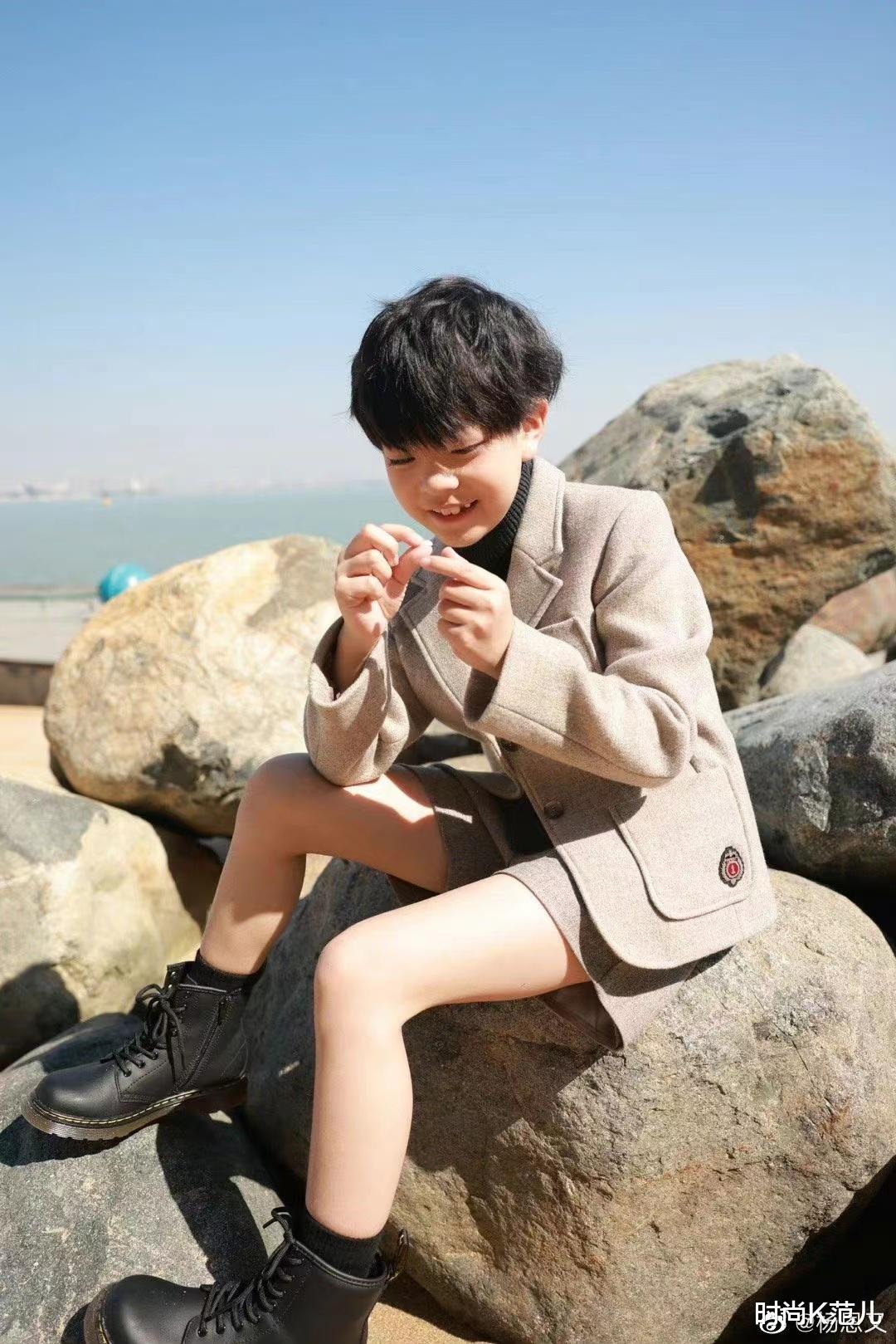 高马尾 9岁的杨恩又好圈粉,短呢套装搭配马丁靴,剪短发后又帅又可爱