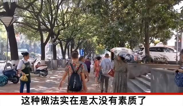 女子一车挡仨车位,被砸哭诉:就挡了一天,为啥不能想办法找我?