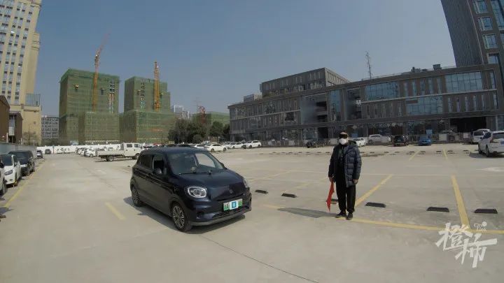 降噪耳机|实验中被“轧倒”两次,戴着苹果降噪耳机出街,汽车多近才听得见