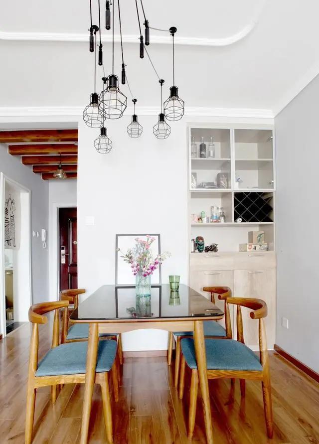 墙面只刷乳胶漆,吊顶只贴石膏线,穷装新房完工,效果还不错!