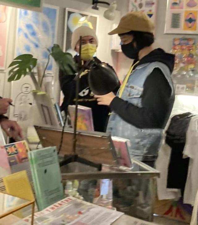 李冰冰|黄子佼陪妻子逛街，孟耿如怀孕5个月，心情大好