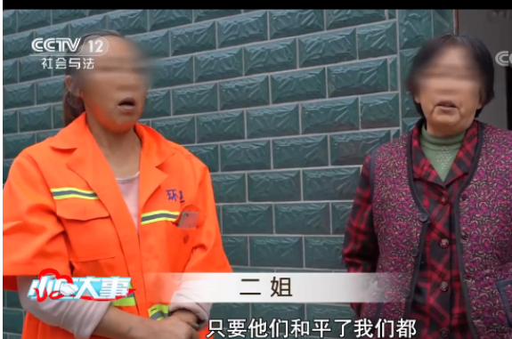 老人去世一个月,小女儿去给父亲上坟,发现墓碑上,4姐弟唯独没有她的名字