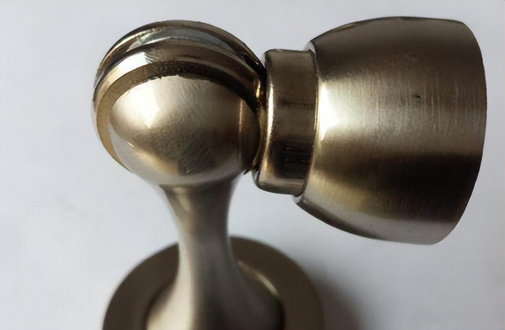 装修师傅假如这样装门吸,立马让他拆了重装!否则用几天就坏了!