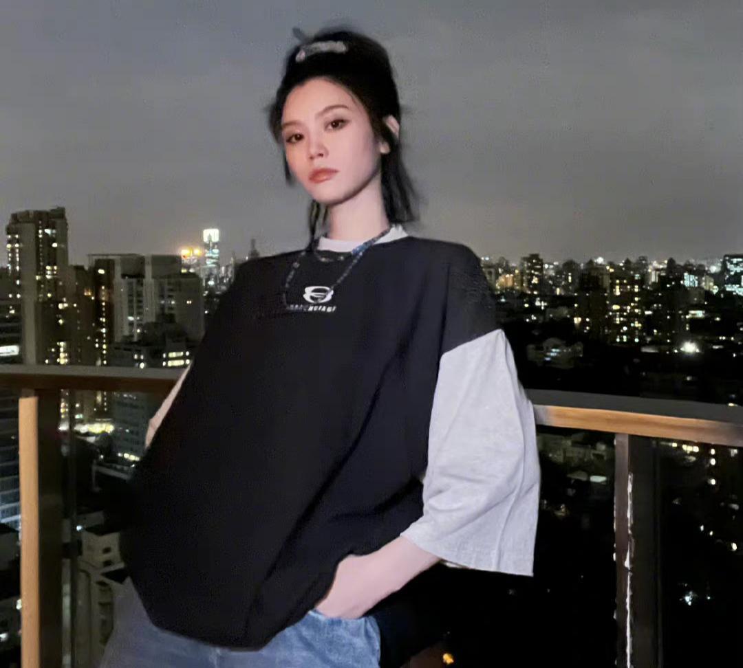 奚梦瑶|奚梦瑶在家中自拍，一岁女儿拿扑克玩耍，正脸照超可爱