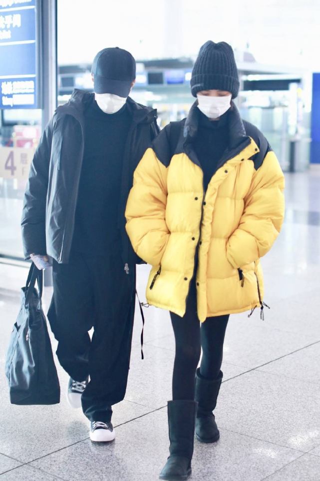 李晓峰|怀孕了?刘恺威带李晓峰参加聚会全程搀扶,女方遮掩小腹走路缓慢