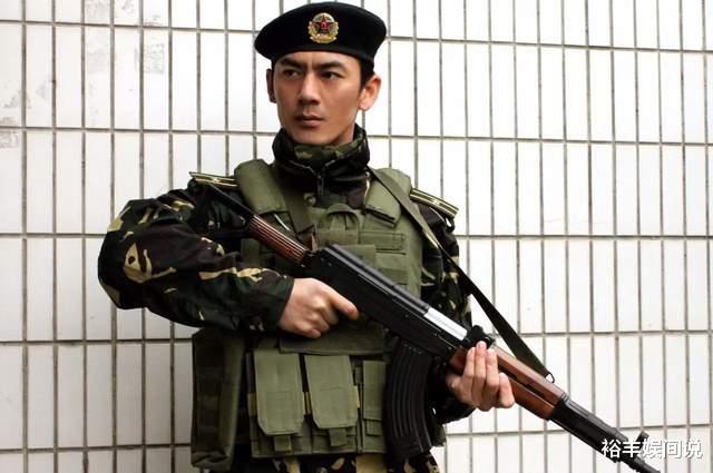 任天野|“硬汉”任天野与15岁儿子庆父亲节！身高已超180，颜值像韩星