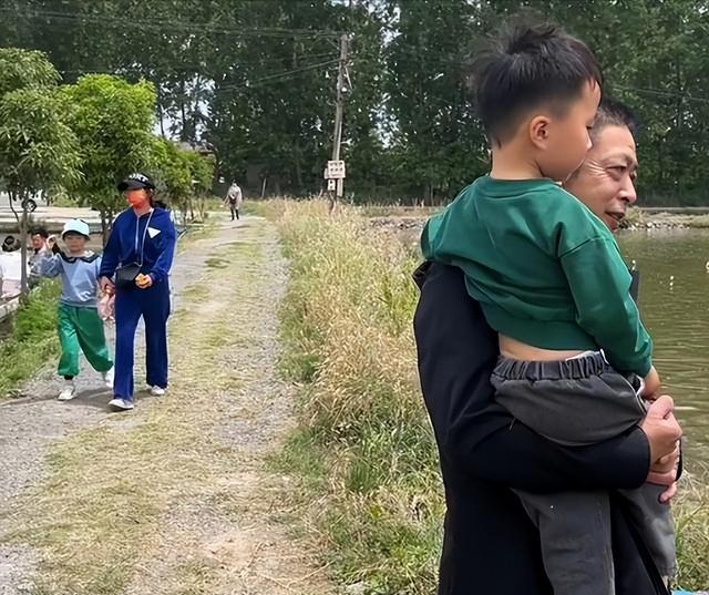 枇杷|姚爸“上树”的背影跟姚威太相似，3家重聚，田静说出不管的原因