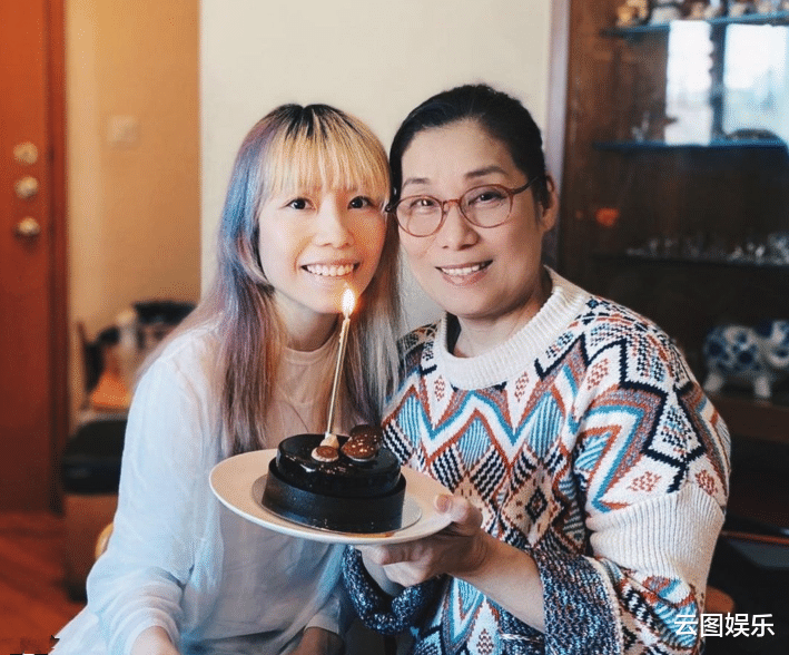 冻龄 知名港星将荣升岳母，准女婿送面膜眼线笔当聘礼，两人已相恋15年