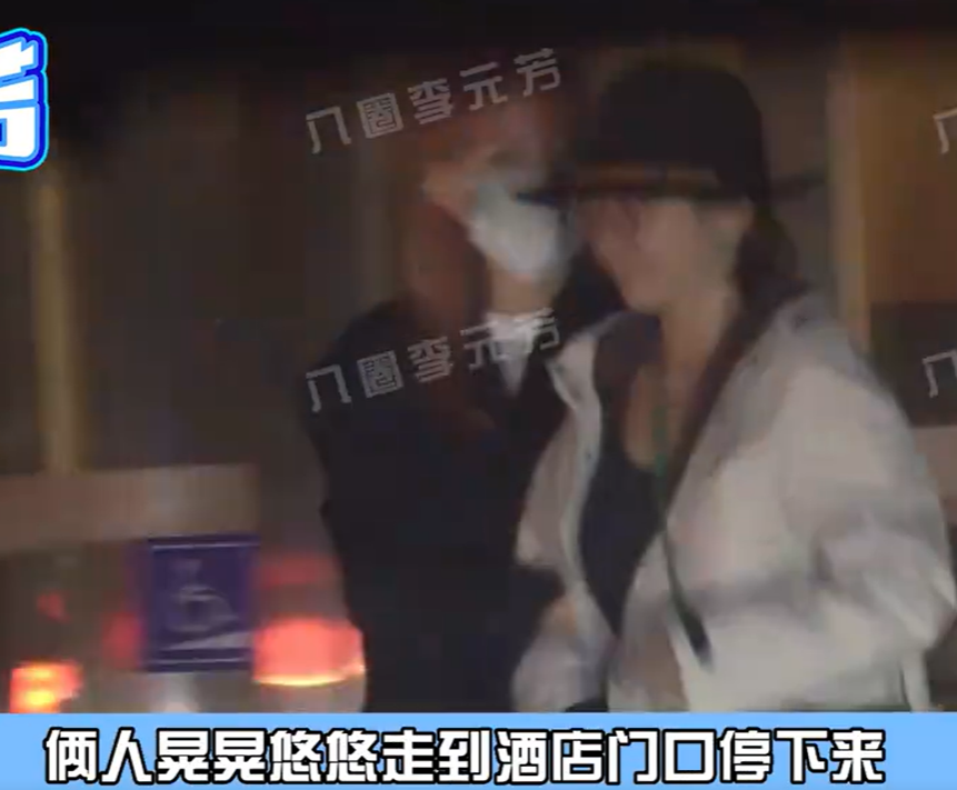 张嘉倪|张嘉倪现身街头疑醉酒!全程摇摇晃晃走不稳,穿露脐装大秀腰肢