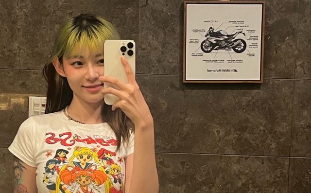 |痞幼去男歌手家做客,地上“动物皮毯子”醒目,网友直言太残忍