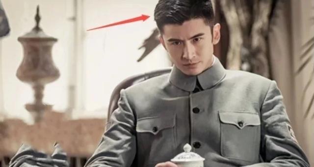 现在有一些抗日剧:老兵唇色被调成芭比粉,吃白面烧饼还有人嫌弃