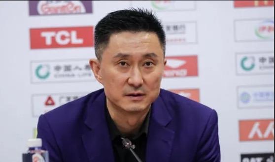 上海男篮|CBA三消息：杨宏锋裁判退役，王怀玉接替杜锋成主帅，上海追周琦