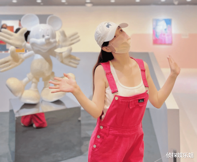 王菲|李小璐晒与女儿出游照,打扮粉嫩不像40岁,和甜馨同框变姐妹花