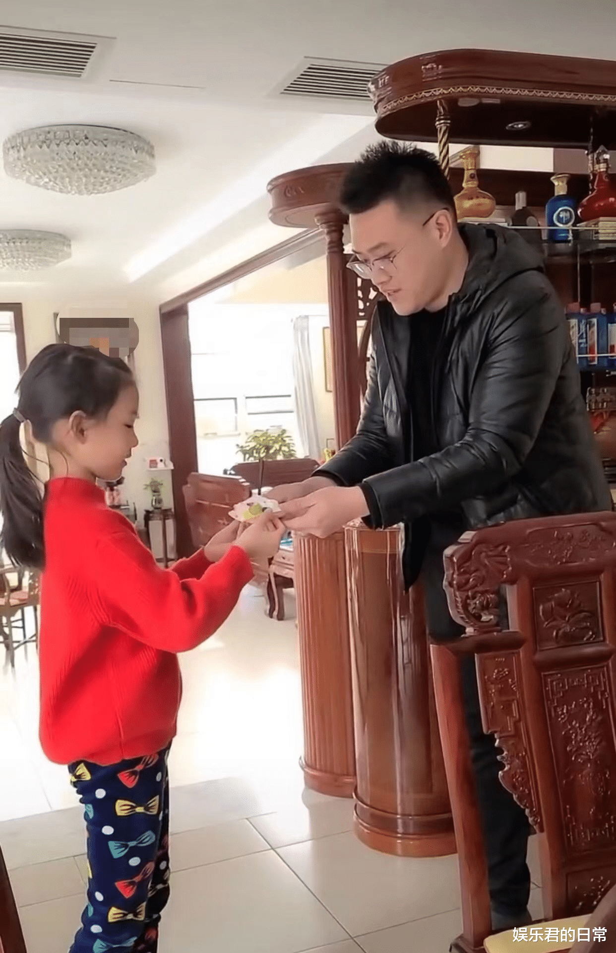 刘和刚|刘和刚给母亲低调庆生，一家八口吃家常小菜，十几瓶茅台意外抢镜