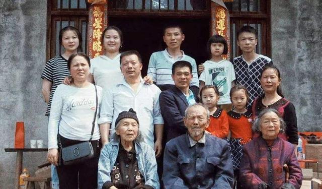 成都夫妻卖水果时3岁女儿被拐,苦寻24年后得知,孩子一直在老家