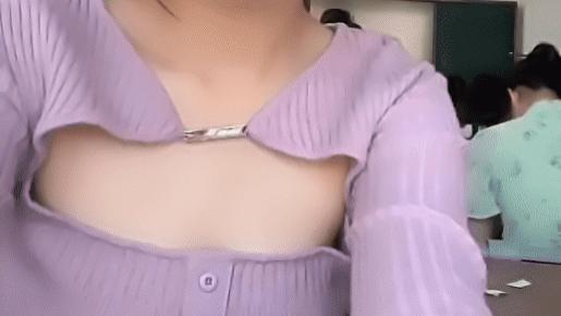 裁员|高职女生晒教室自拍照, 遭家长非议: 这就是不让孩子上职校原因