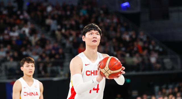 中国男篮内线告急!杜锋遭遇用人荒,王哲林挑大梁
