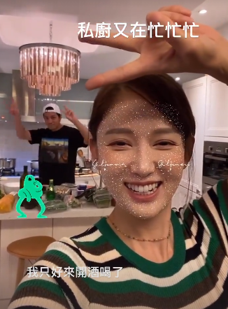 陈乔恩|陈乔恩在家摆酒设宴，戴黄金项链镶满钻，小9岁男友忙下厨太宠溺