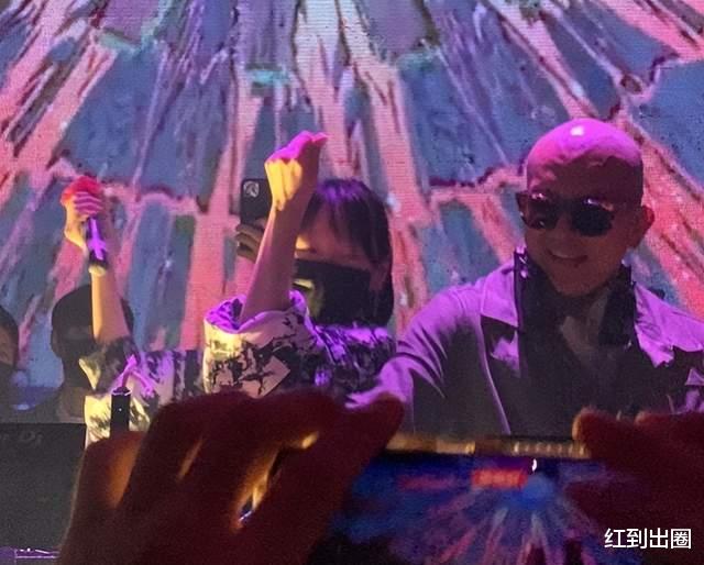 具俊晔|具俊晔酒吧首秀现场曝光，和小S贴身热舞不避嫌，大S在家照顾孩子