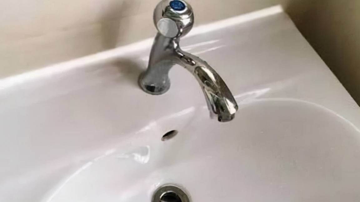 保洁老阿姨告诉你:这样处理玻璃胶发霉发黑,几分钟后干净如新