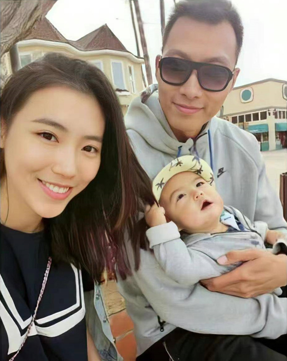 易建联|易建联携全家泰国度假!高颜值老婆长腿吸睛,美国籍儿子身高抢镜