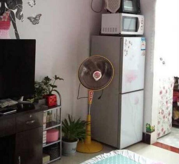 离婚的女人被娘家嫌弃,独自带女儿租房住,厨房太小,还没厕所大