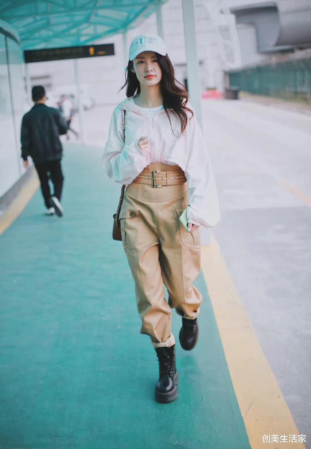 李沁|李沁穿白色短款外套配卡其色护腰工装裤，休闲惬意，清新时尚