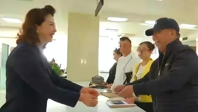 李少莉|李少莉事件进展来了!最新领导名单不见李少莉,收入曾被网民质疑