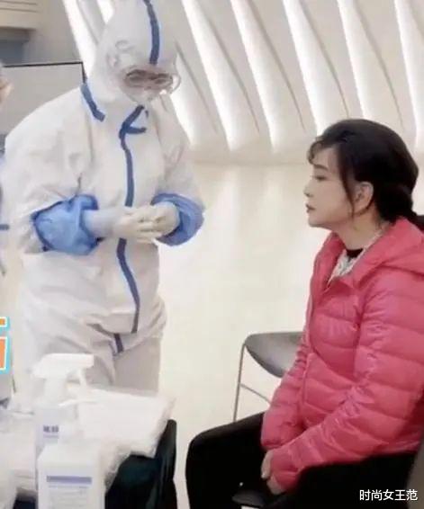 刘晓庆|刘晓庆做核酸被偷拍！穿居家服还素颜不装了，自然状态挺好看的！