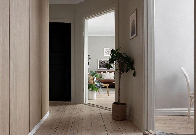 客厅卧室不用实墙，48平一室，长长的黑框玻璃隔断，格调十足真酷