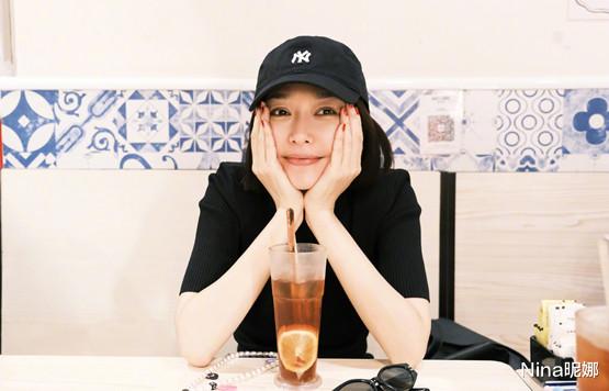 佟丽娅|事业爱情双丰收!秦岚穿夹克戴贝雷帽出席春晚彩排,恋爱后变贵气大小姐